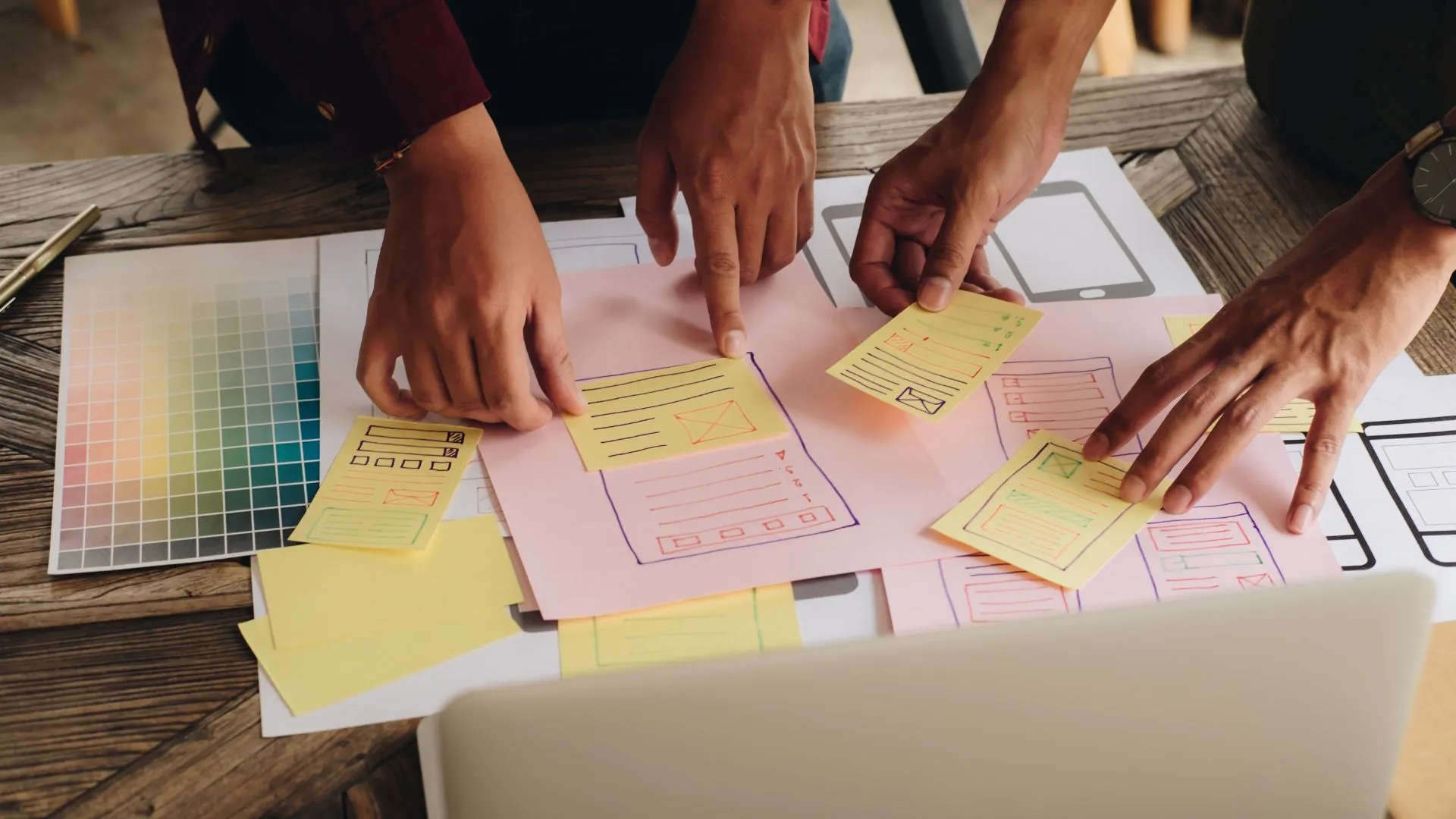 Generador de ideas: manos organizando post-its y bocetos para planear contenidos.
