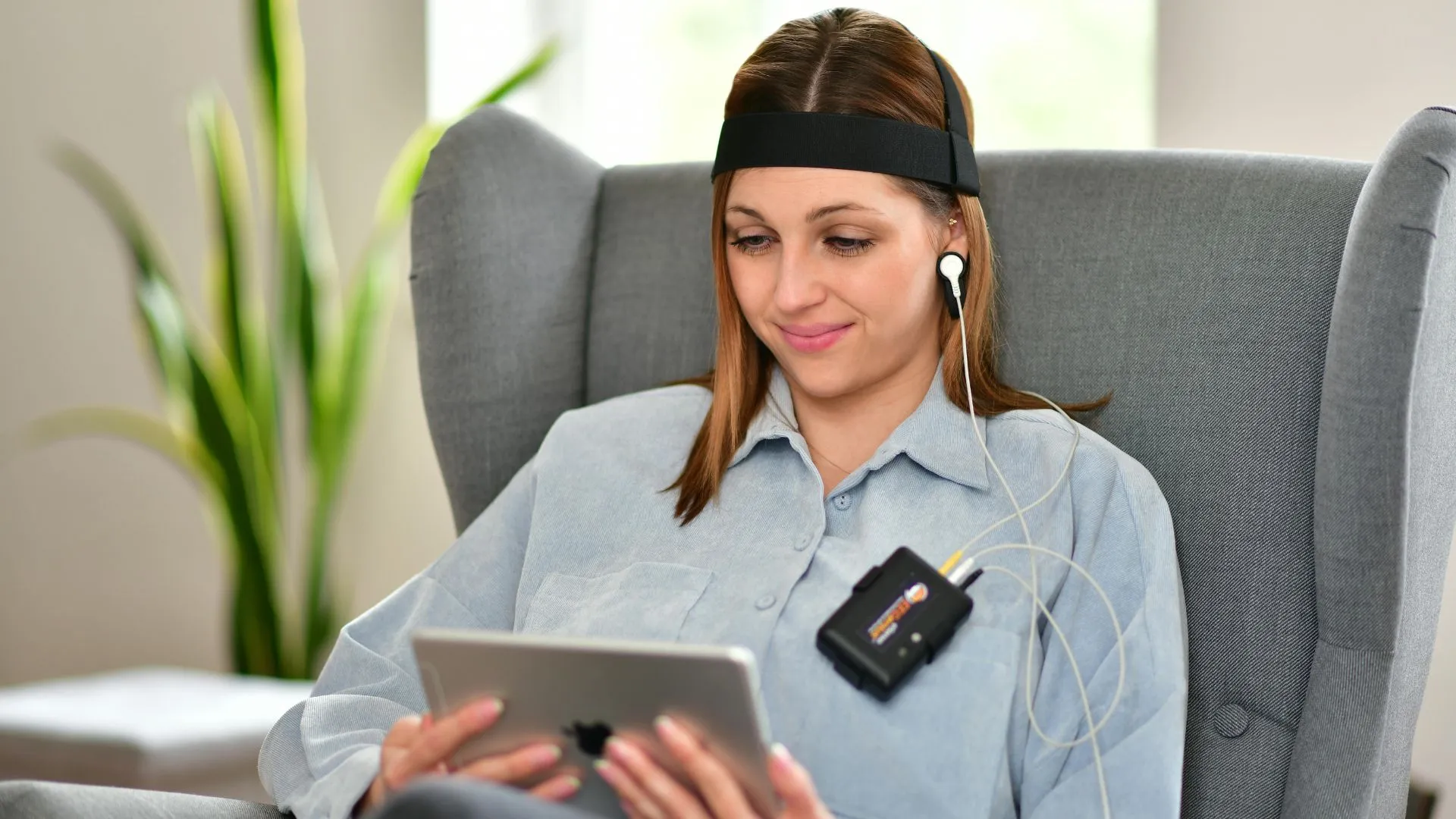 Mujer con sensores neurológicos y un EEG y tableta durante un experimento para ilustrar qué es el Neuromarketing y cómo mide reacciones del cerebro.