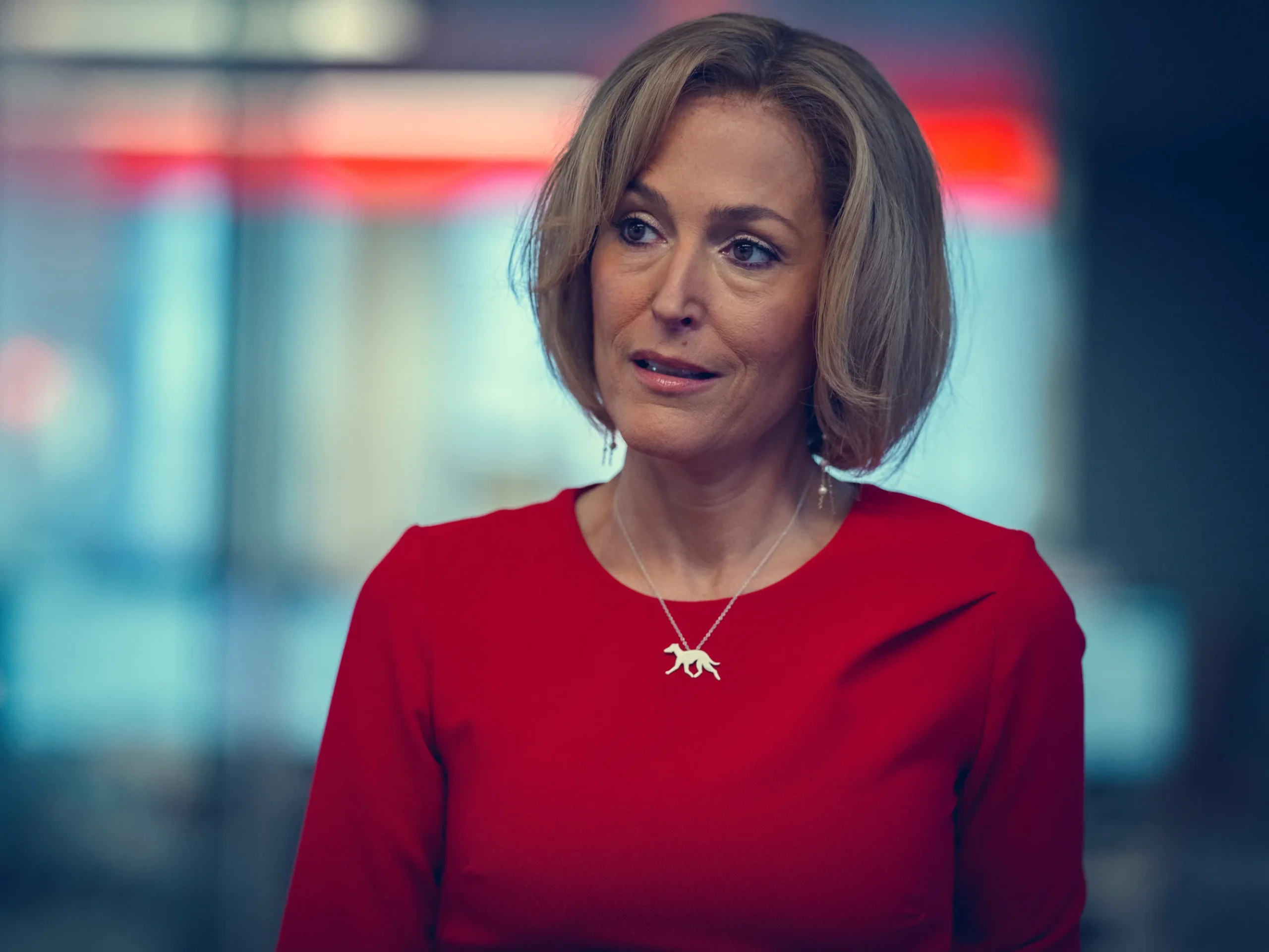 Escena de la película de drama en Netflix La gran exclusiva con periodista en entrevista televisiva