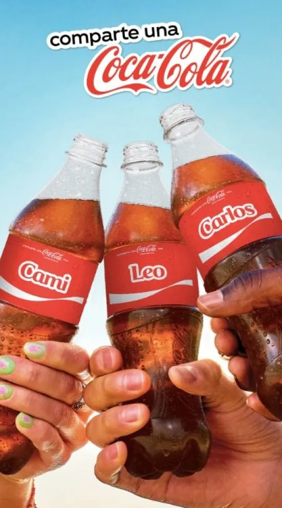 Tres manos alzan botellas de Coca-Cola con nombres “Cami”, “Leo” y “Carlos”, imagen de la campaña publicitaria “Share a Coke” creada por Ogilvy & Mather en 2011.