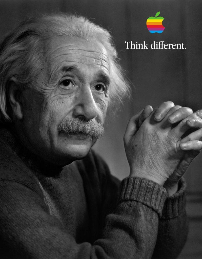 Retrato en blanco y negro de Albert Einstein con el logotipo de Apple y la frase “Think Different”, parte de la campaña publicitaria creada por TBWA\Chiat\Day en 1997.