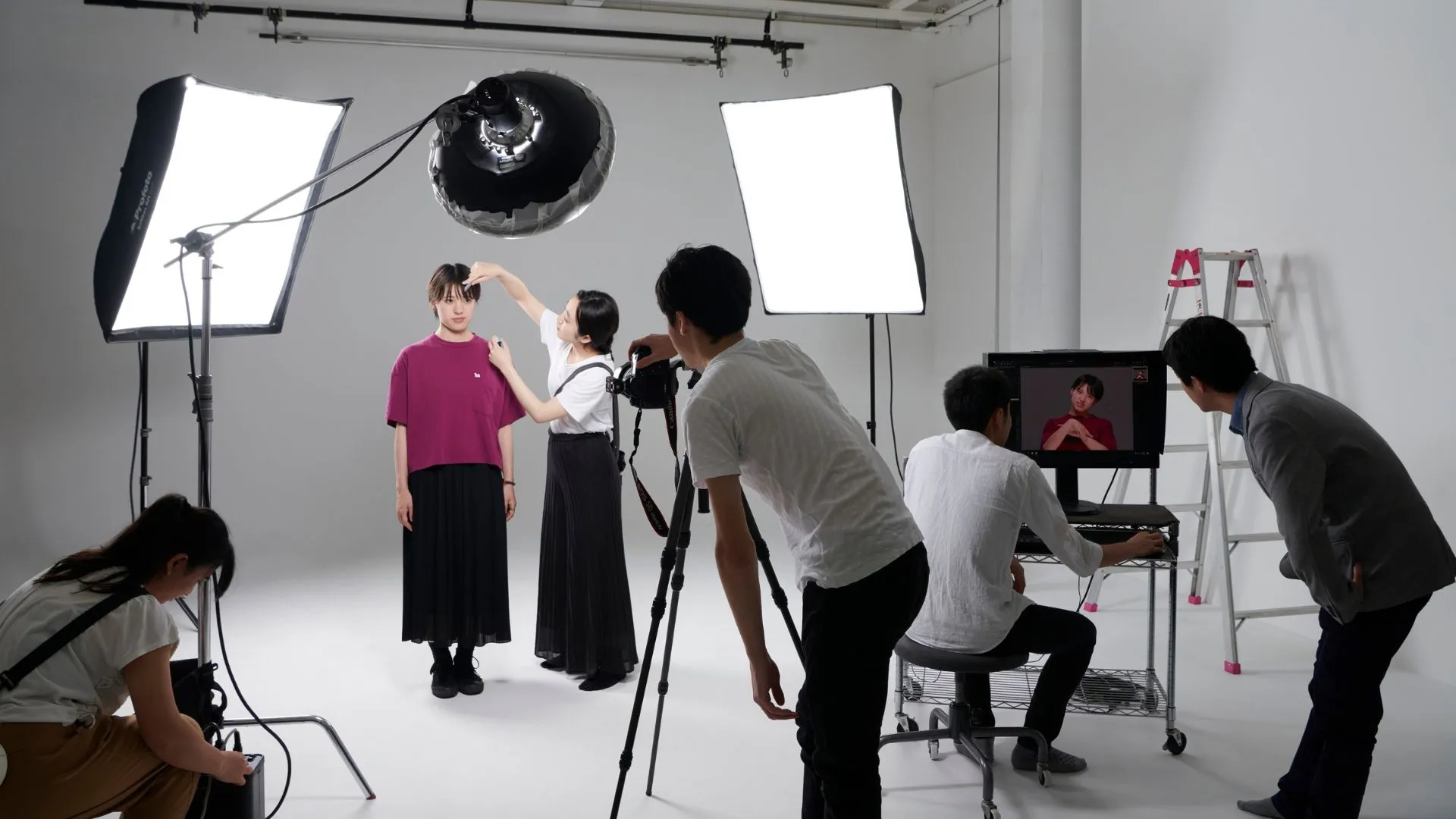 Campañas publicitarias: equipo creativo en estudio fotografiando a una modelo.