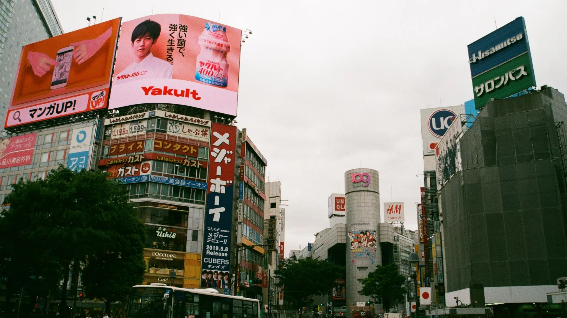 Intersección urbana con múltiples anuncios publicitarios y carteles digitales que ejemplifican qué son las campañas publicitarias y su presencia visual en la vida cotidiana.
