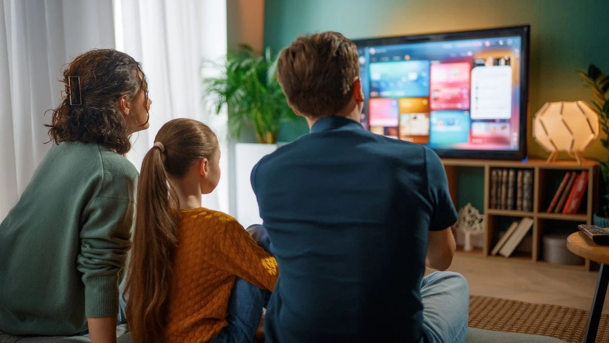 Familia frente a pantalla de streaming, representando la decisión entre usar Just Watch México o Watch Suggester para elegir qué ver.