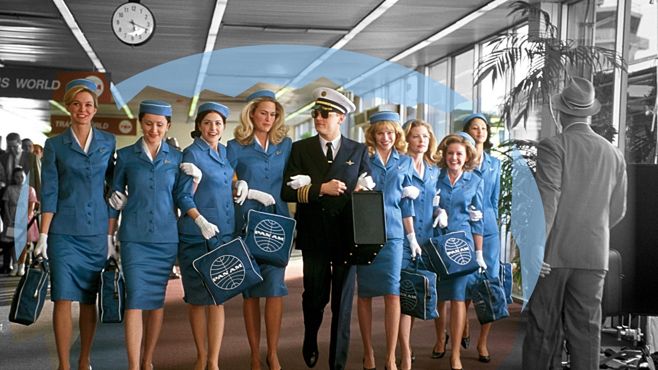 Escena de Atrápame si puedes donde un impostor se hace pasar por piloto y camina por un aeropuerto acompañado por un grupo de azafatas con uniforme azul.