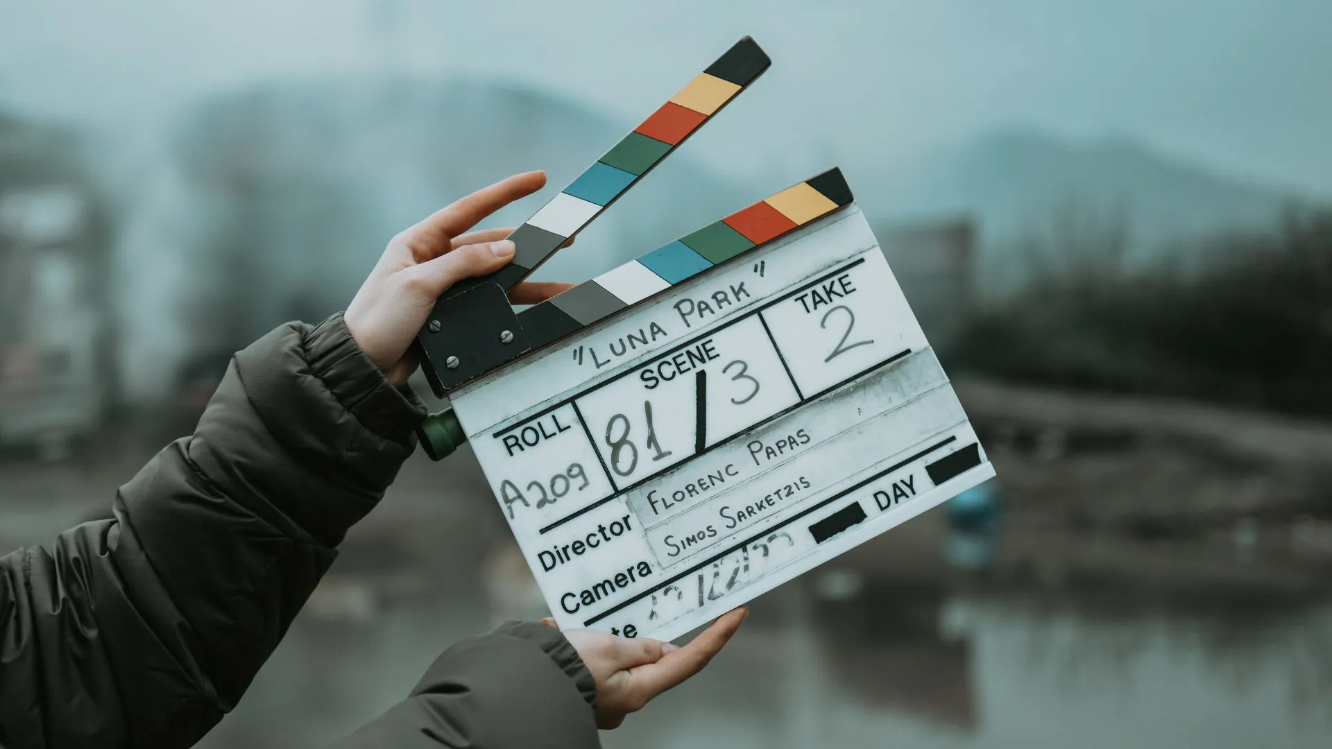 Claqueta de cine durante un rodaje, símbolo del cine de autor y las películas disponibles en MUBI.