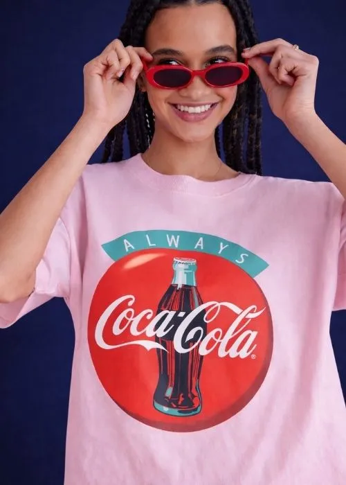 Publicidad de Coca Cola de los 90s. Afamado slogan y jingle Siempre Coca Cola. 