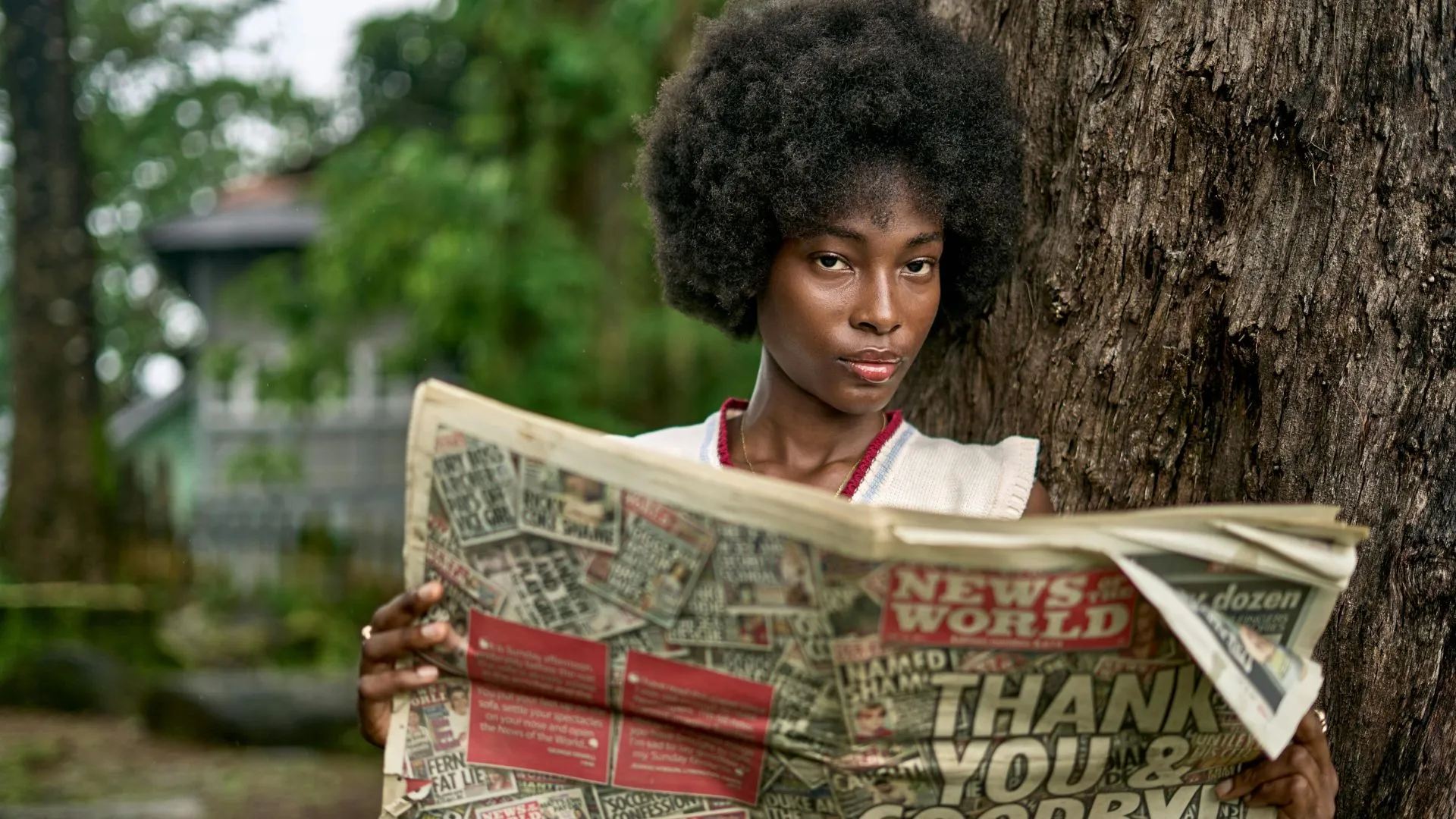 Mujer leyendo un periódico antiguo, representando los orígenes de la historia de la publicidad en medios impresos.