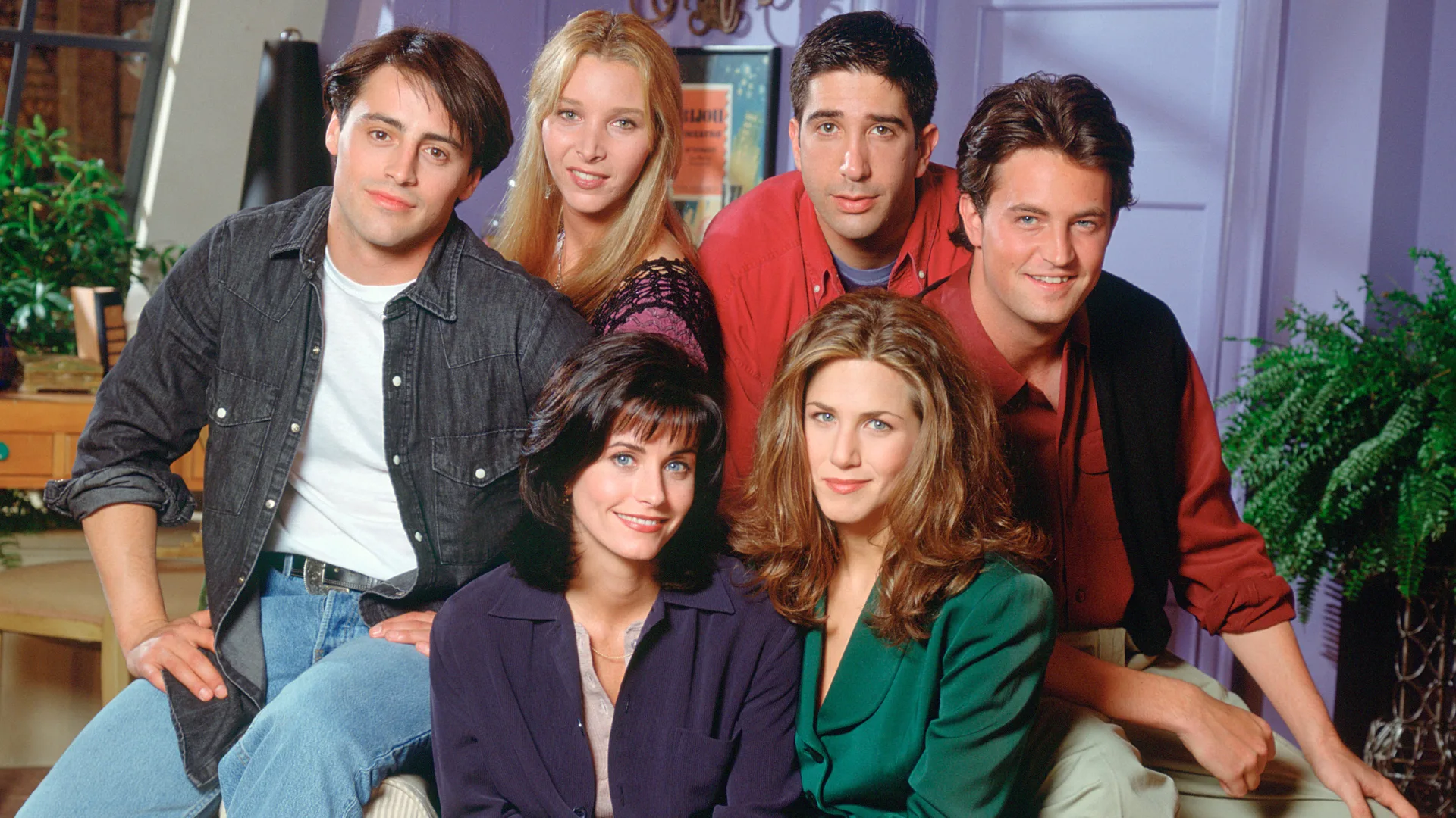 El elenco principal de Friends, una de las series de comedia en HBO Max más famosas y queridas de todos los tiempos.