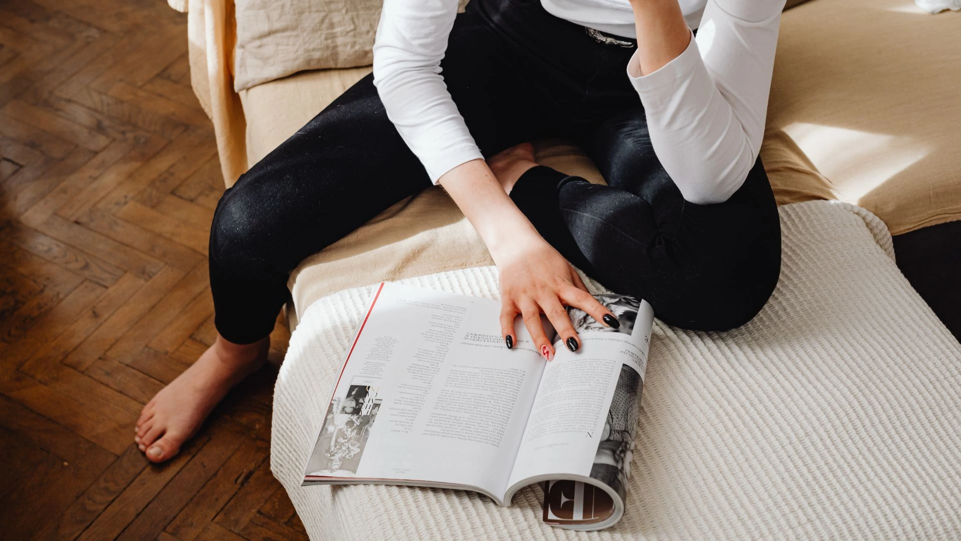 Persona leyendo libros de publicidad en casa, concepto de aprendizaje en marketing y creatividad