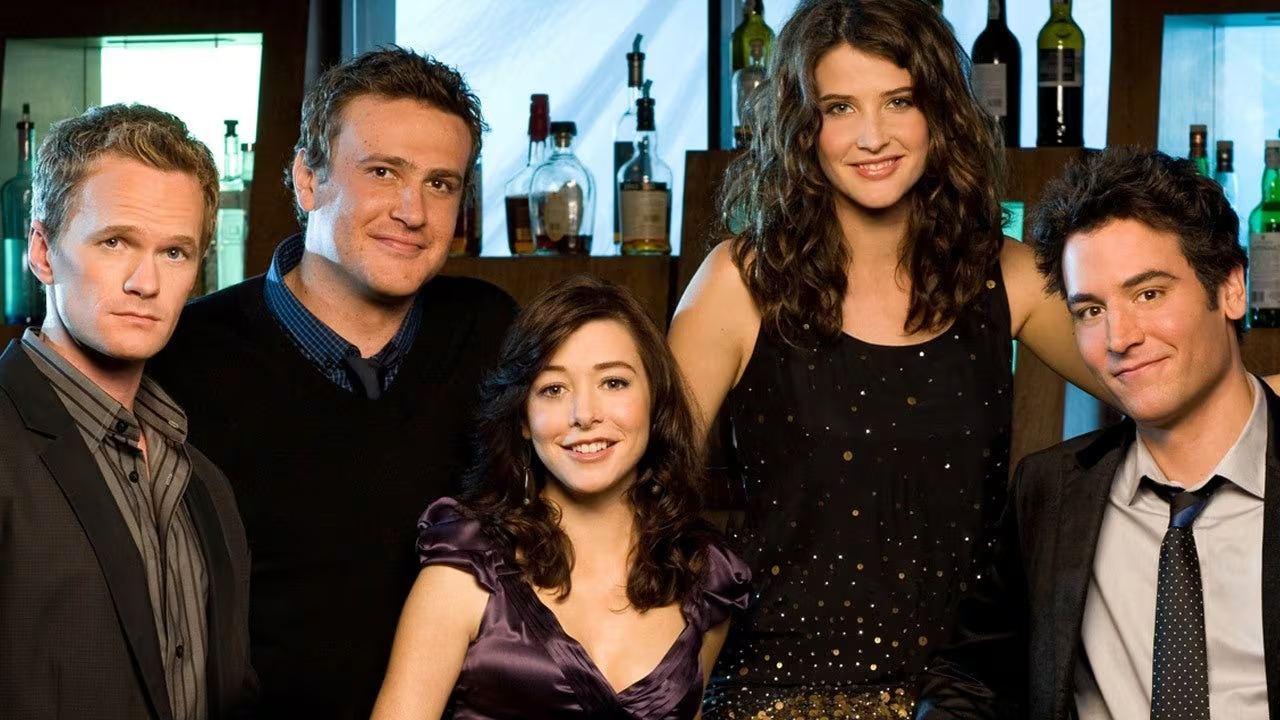 El elenco principal de How I Met Your Mother, una de las series de comedia más populares disponibles en Disney Plus.