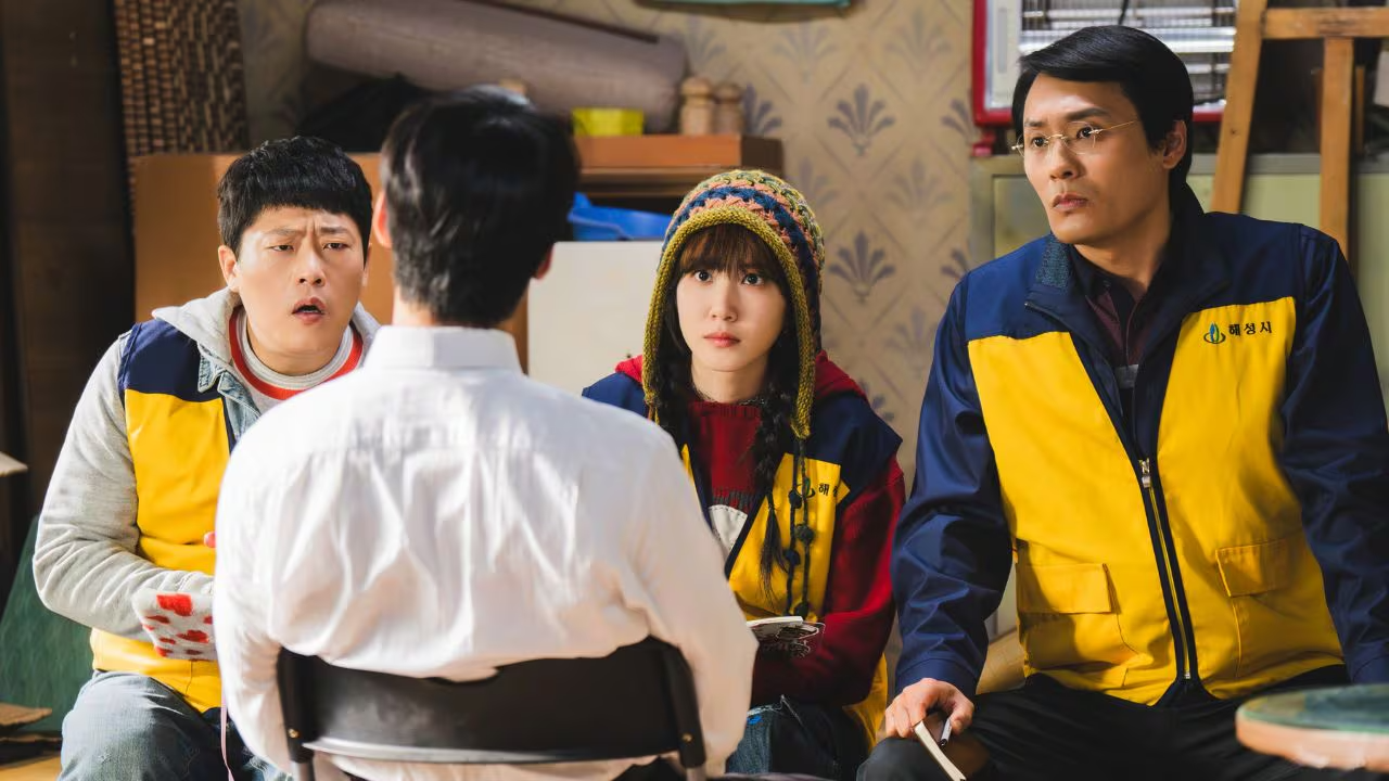 Escena de una de las series de superhéroes en Netflix donde un grupo de personajes conversa dentro de una casa.