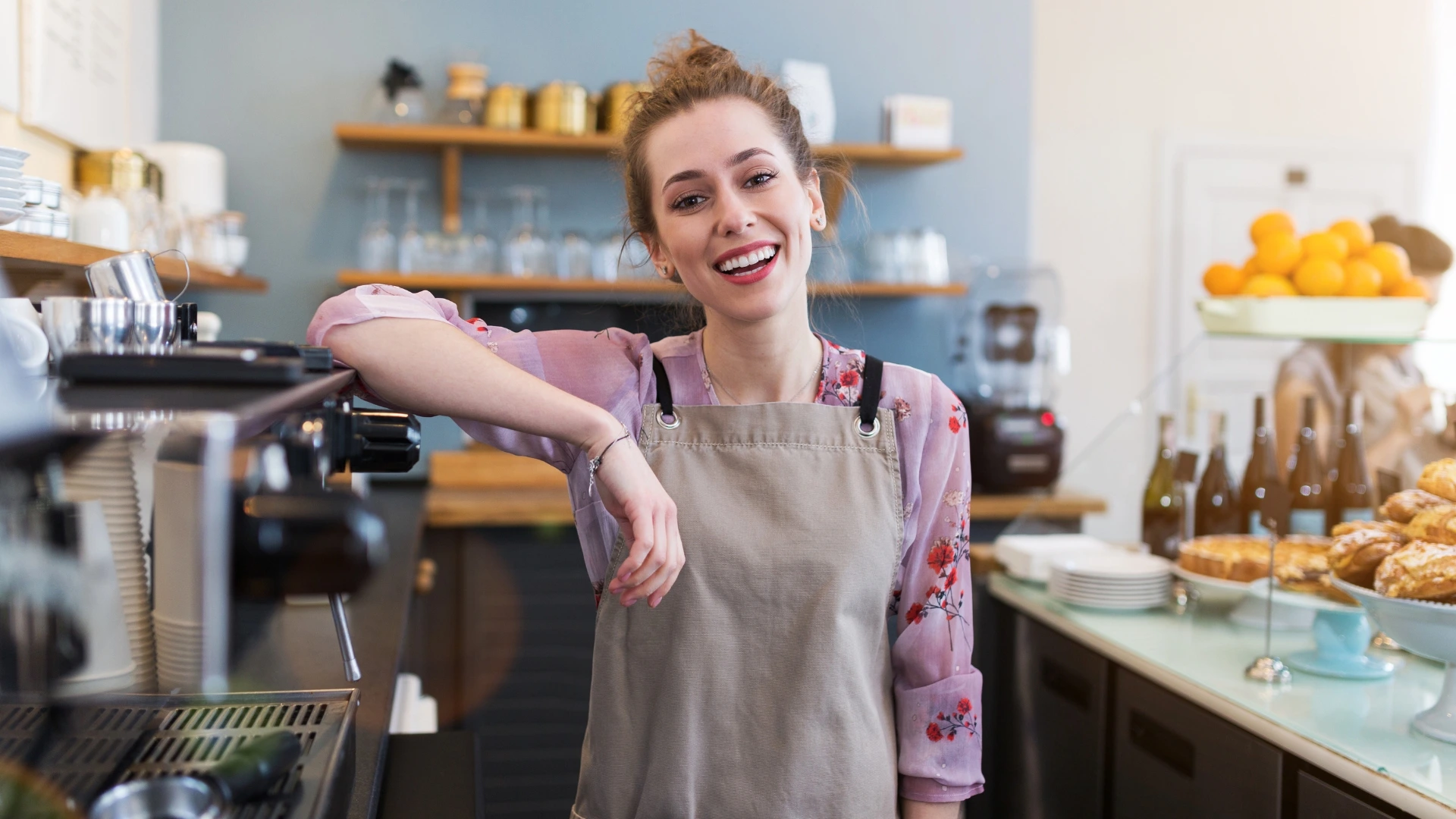 Emprendedora atendiendo su negocio en una cafetería, imagen utilizada en el test para descubrir qué tipo de emprendedor eres.