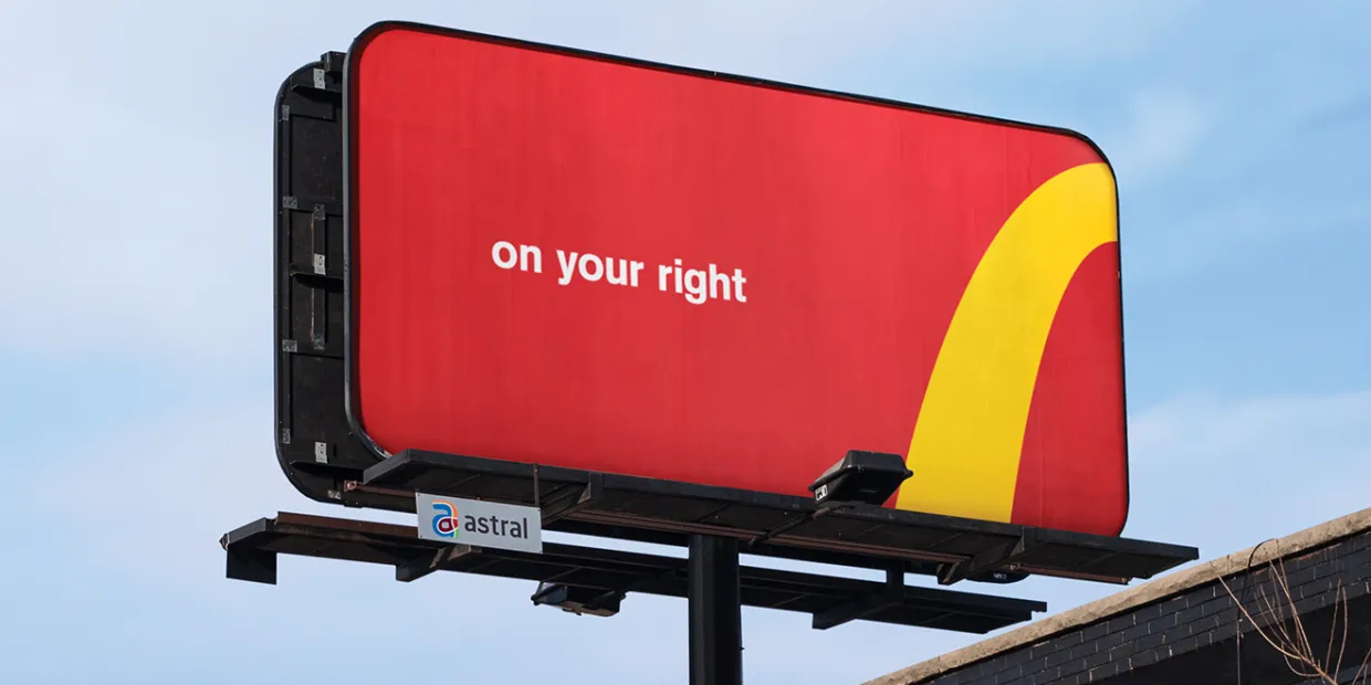 Espectacular de McDonald’s con fondo rojo, un fragmento de los Arcos Dorados y el texto “on your right”.