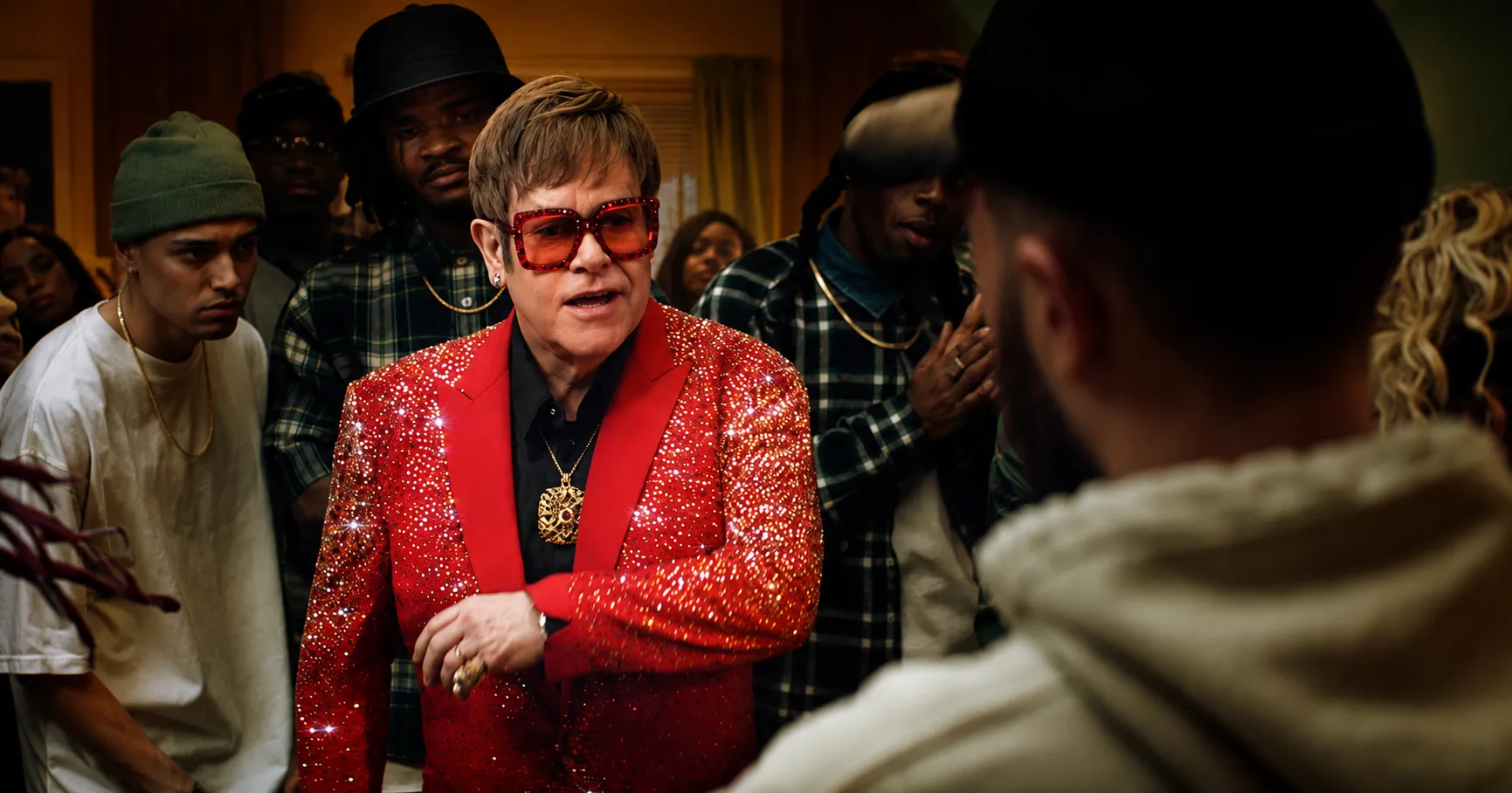 Recreación de una escena de Rap Battle, uno de los mejores comerciales de Snickers protagonizado por Elton John.