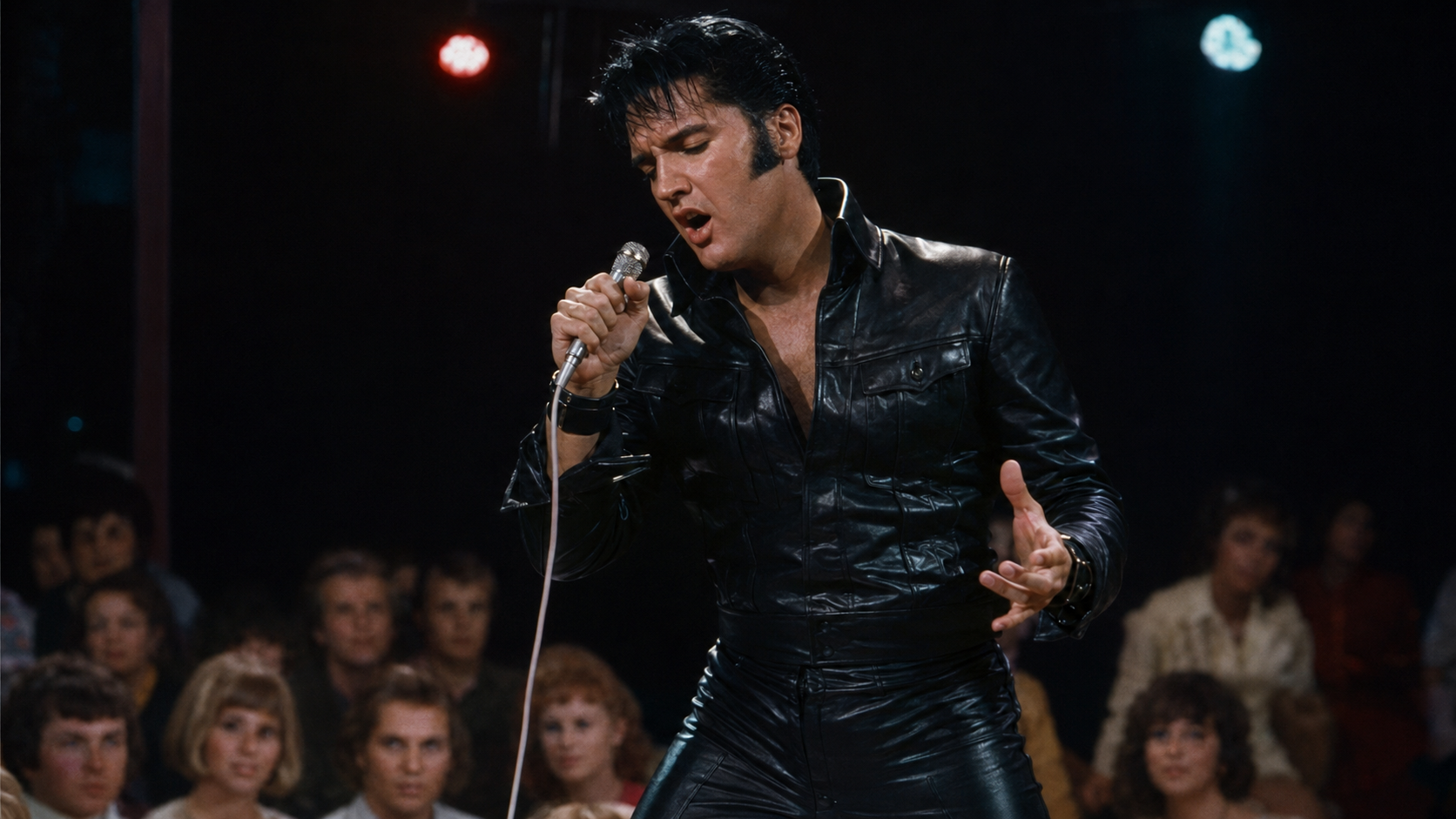 Elvis Presley canta con traje de cuero negro para una selección de documentales de Elvis Presley.