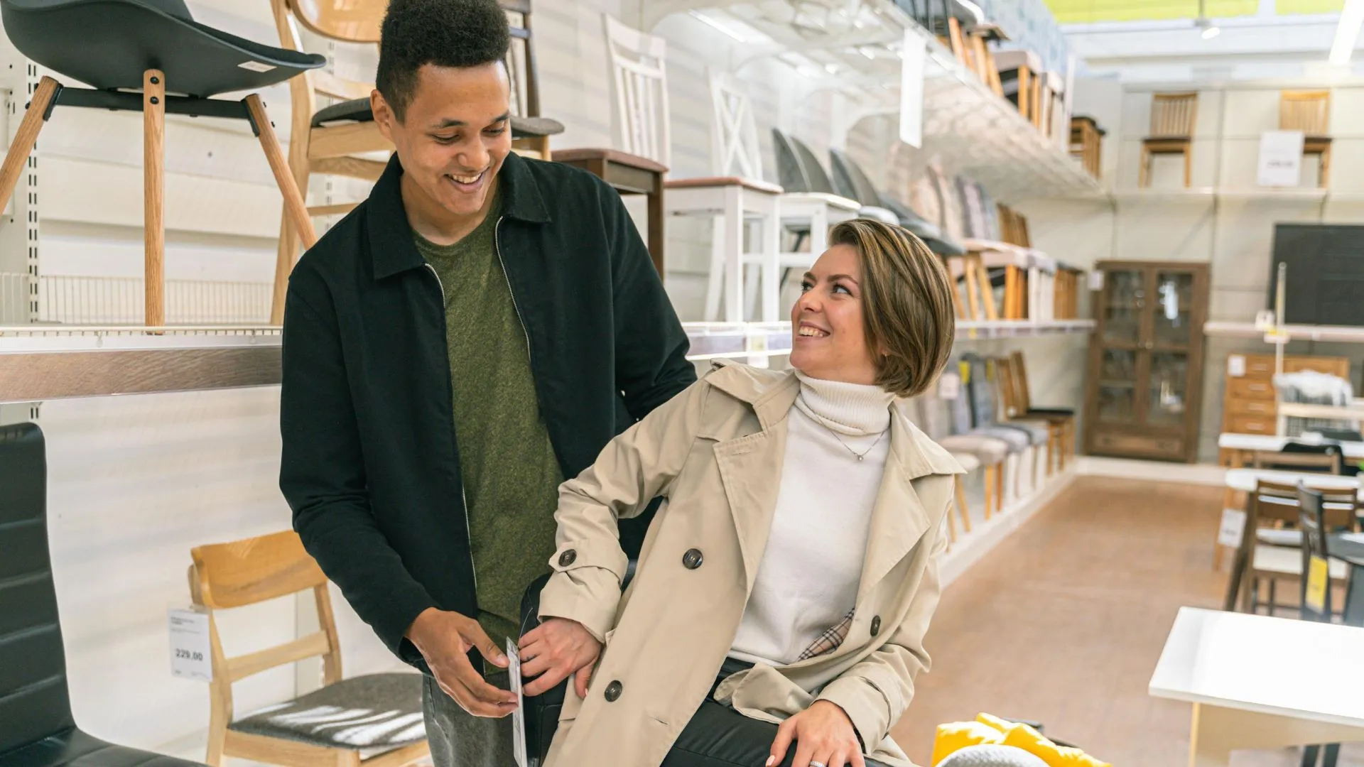 Pareja sonríe mientras recorre una tienda de IKEA en una escena de uno de los mejores comerciales de IKEA.