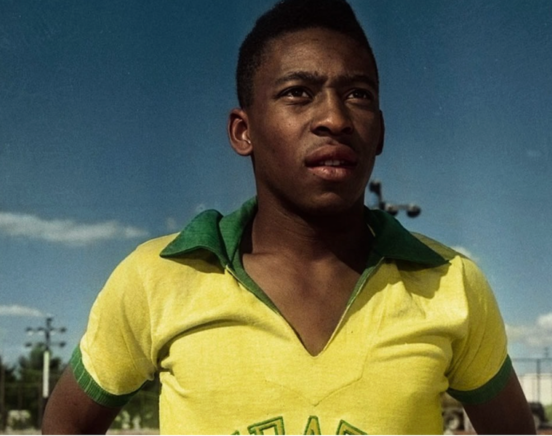 Pelé con la camiseta de Brasil, figura central de los documentales de futbol brasileño.
