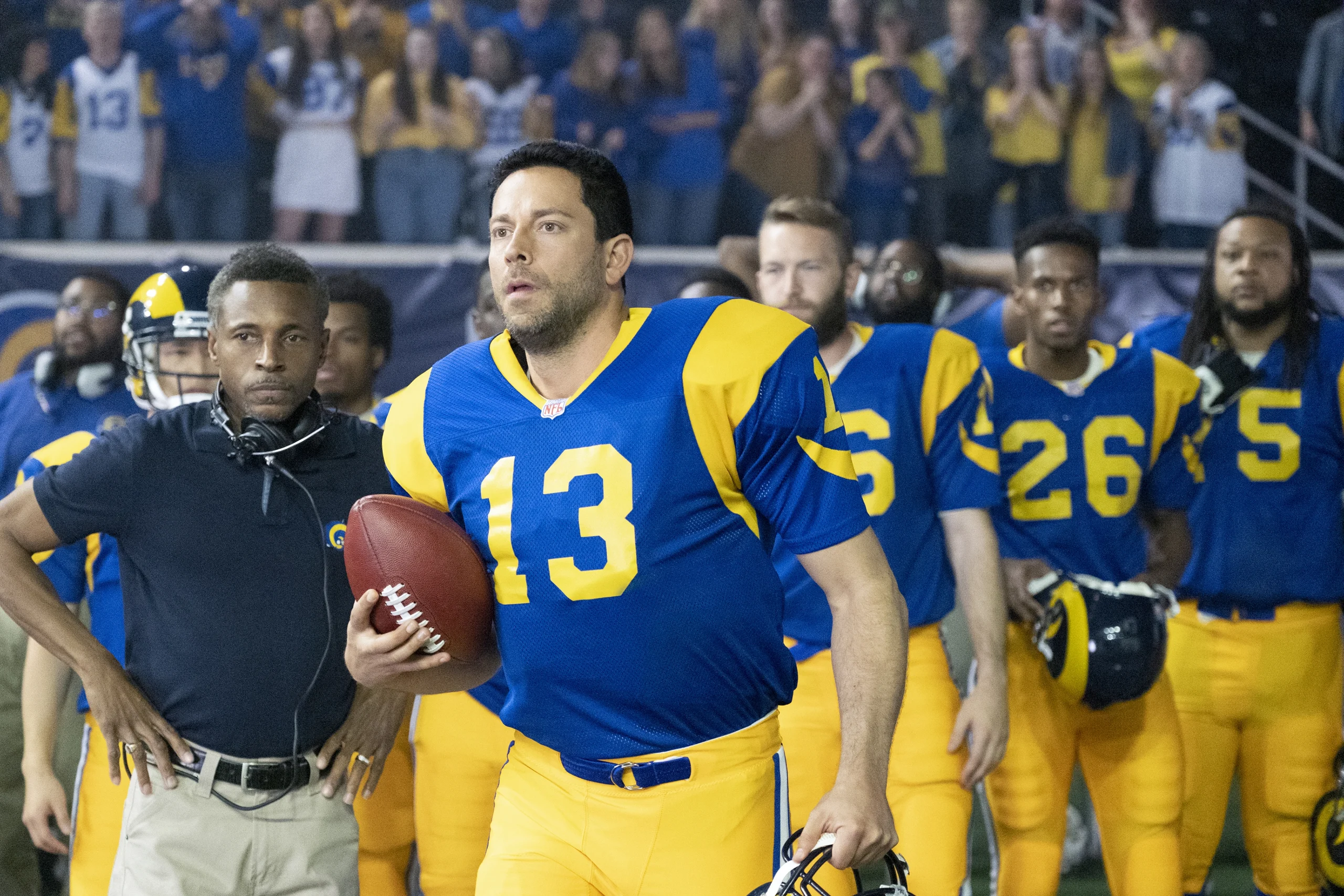 Zachary Levi como Kurt Warner con el uniforme de los St. Louis Rams en la película de futbol americano American Underdog.