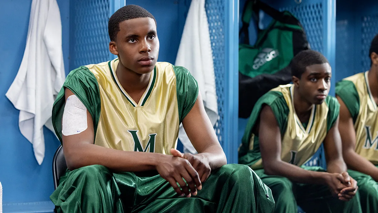 LeBron James, uno de los mejores jugadores de basketball sentado en el vestidor antes de un partido escolar, en sus años de adolescencia.