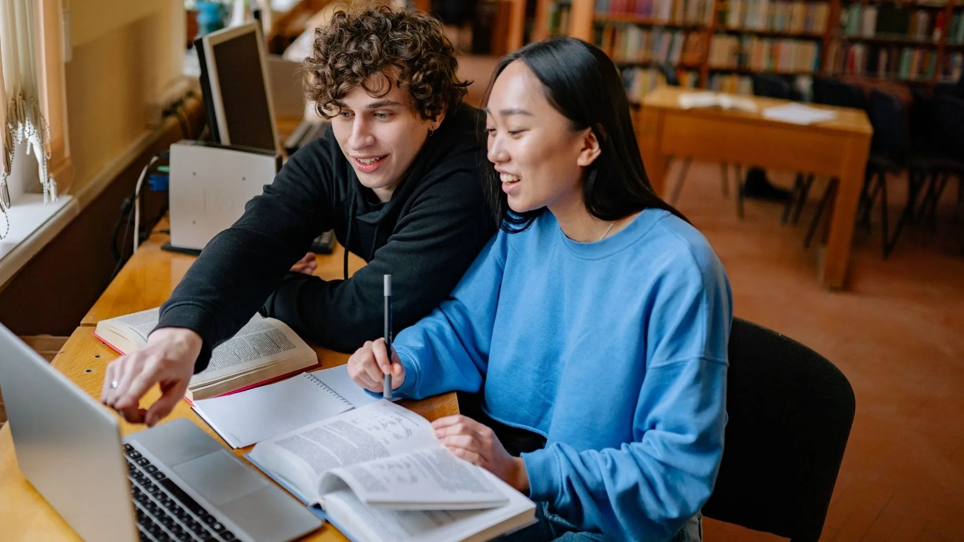 Dos adolescentes estudiando en la biblioteca, representando los distintos estilos de aprendizaje.