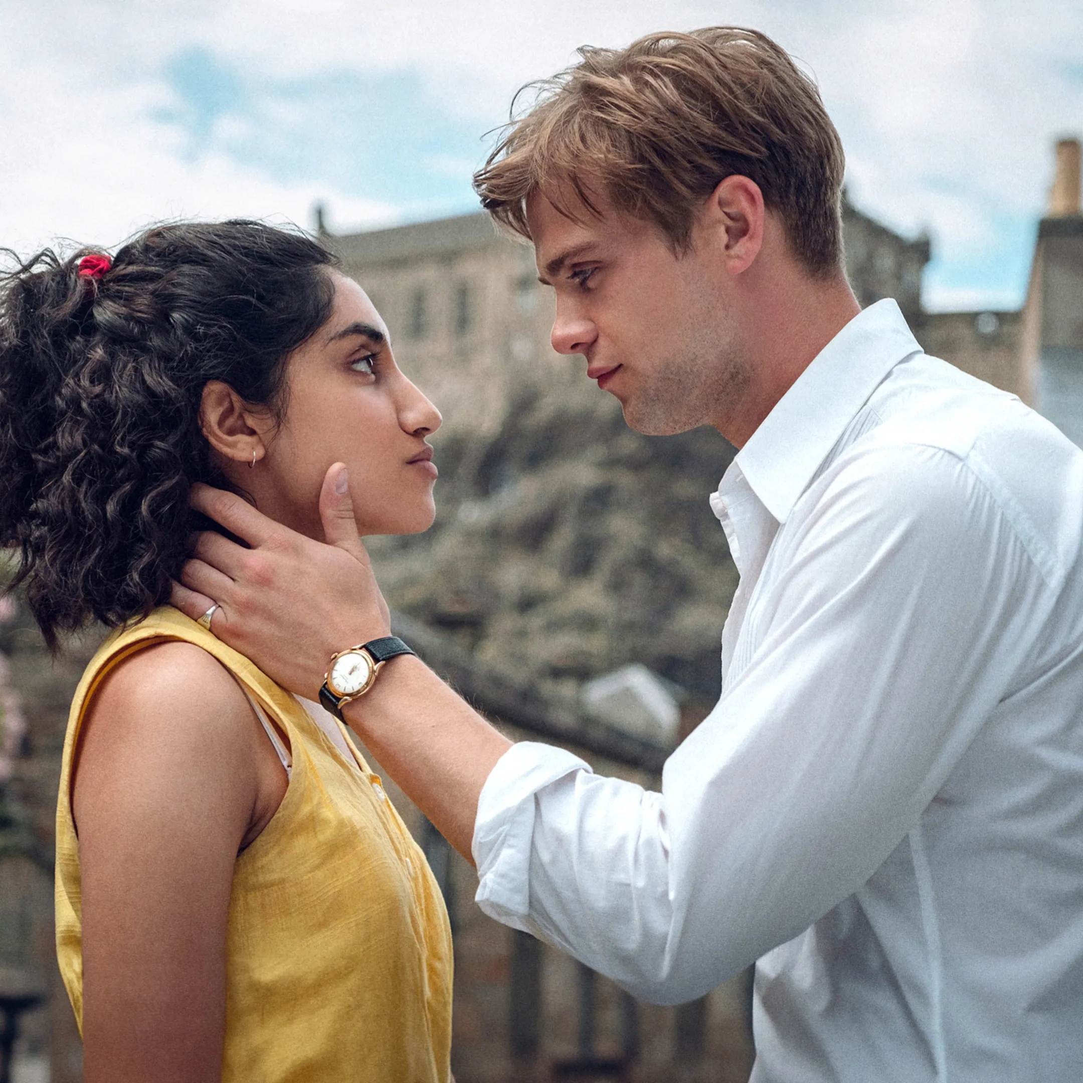 Pareja protagonista de una serie de amor en una escena romántica frente a frente.