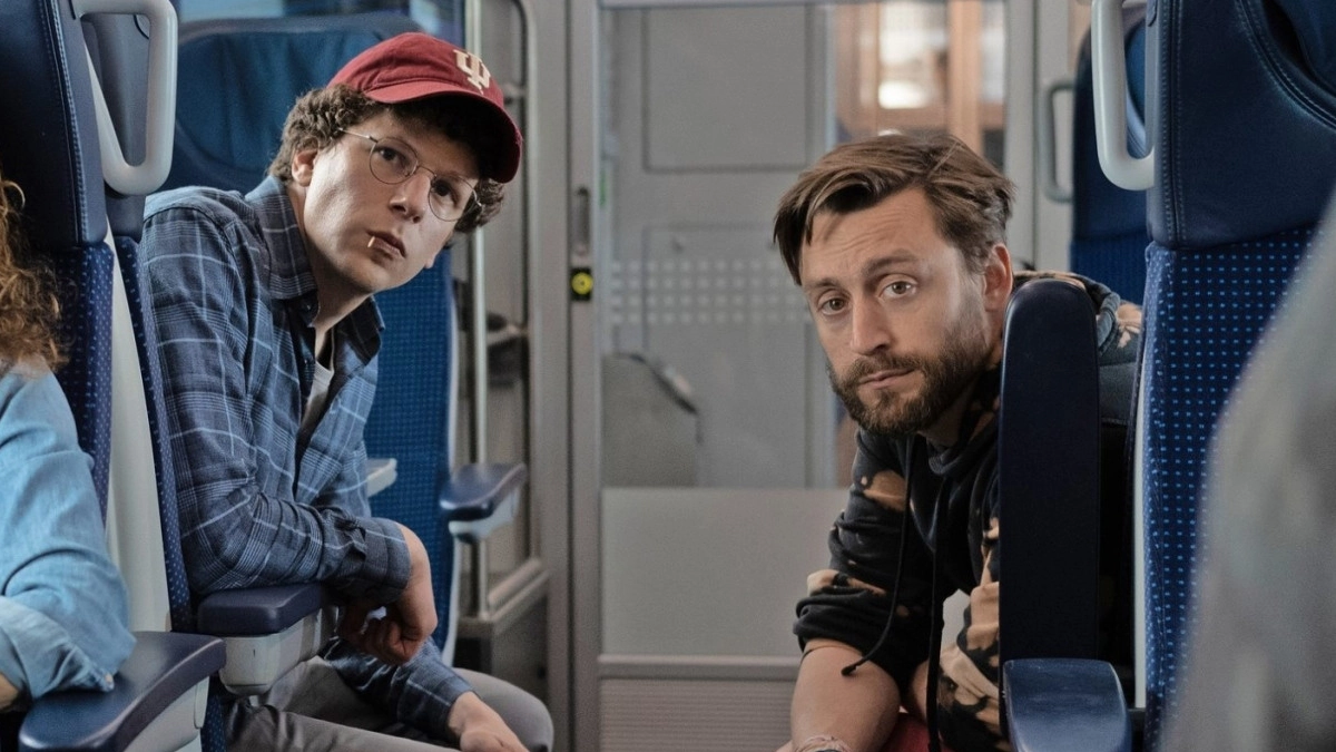 Dos primos viajan en tren por Polonia en la película A Real Pain